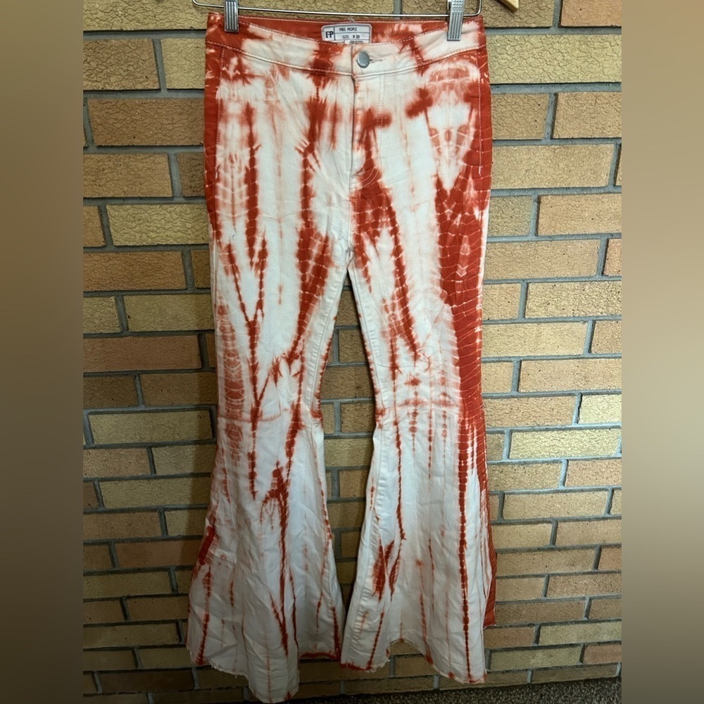 Free People Tie Dye Bell Bottom Flare Jeans Orange & White Size 26 Festival Boho